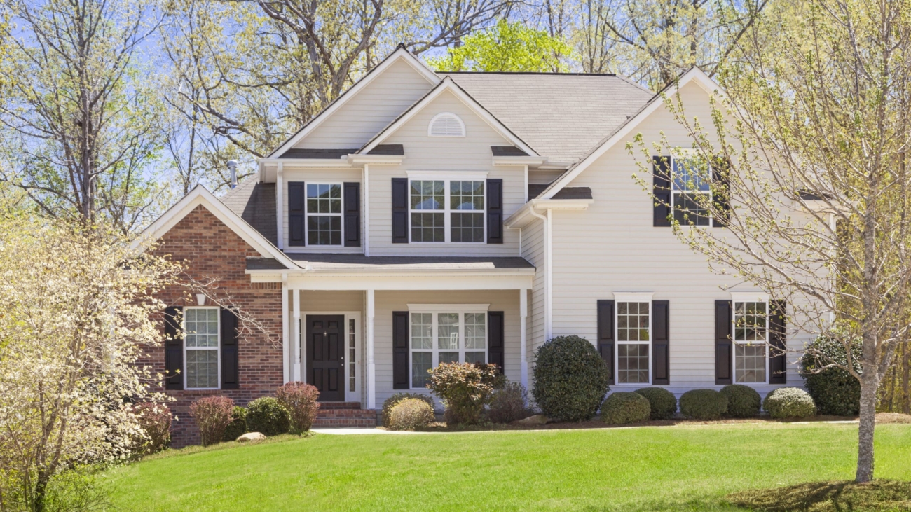 Beautiful,Newly,Constructed,Modern,Home,Among,The,Trees.