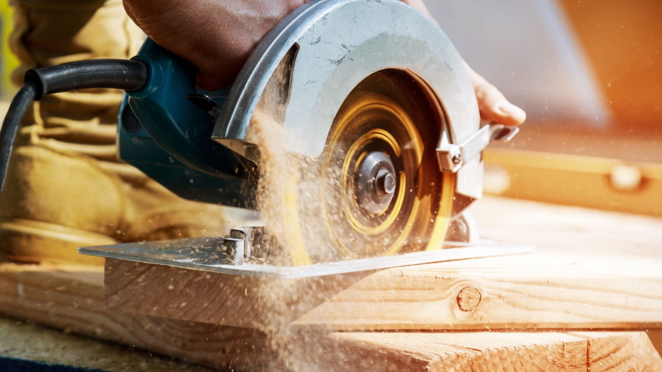 Building,Contractor,Worker,Using,Hand,Held,Worm,Drive,Circular,Saw