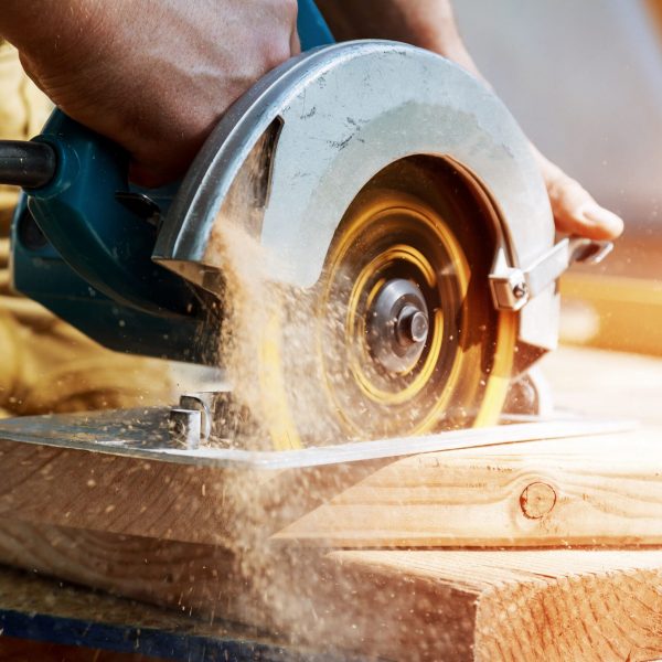 Building,Contractor,Worker,Using,Hand,Held,Worm,Drive,Circular,Saw